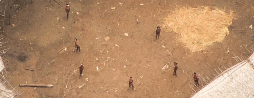 بالصور.. لقطات لا تصدق لقبيلة بدائية تعيش في مجاهل الأمازون