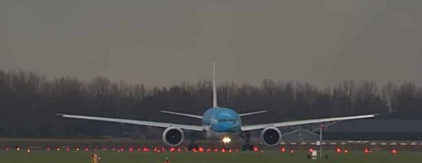 فيديو| البرق يصعق طائرة ركاب خلال إقلاعها