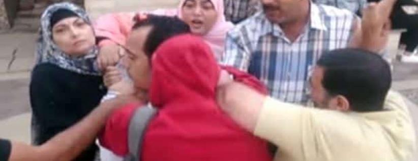 شاهد| ضرب أب مصري من أهل طليقته أثناء رؤية ابنته!