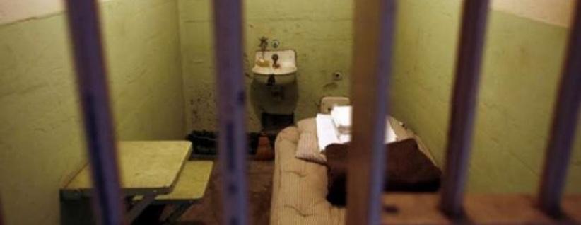 شهادات حية من داخل السجون: جر لمسافات طويلة و احتجاز في زنازين قذرة