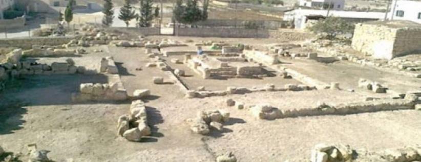 الاحتلال يصادر أحجارًا أثرية من قصر 