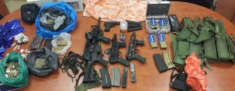 الاحتلال يدعي ضبط قطع سلاح داخل طرود بريدية متجهة لغزة