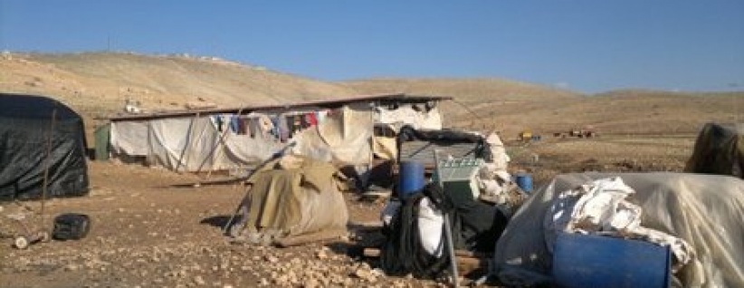 الاحتلال يخطر بهدم غرفتين من الطوب والصفيح جنوب الخليل