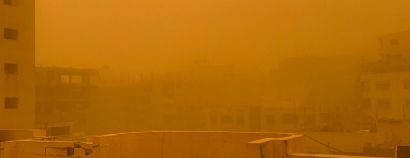 عاصفة رملية تضرب قطاع غزة وتُفاقم مأساة النازحين