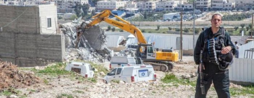 الاحتلال يهدم إسطبلًا في بلدة الرام شمال القدس