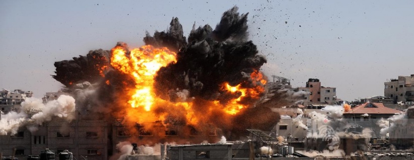 قصف مدفعي وإطلاق نار من مروحيات الاحتلال وسط مخيم جباليا