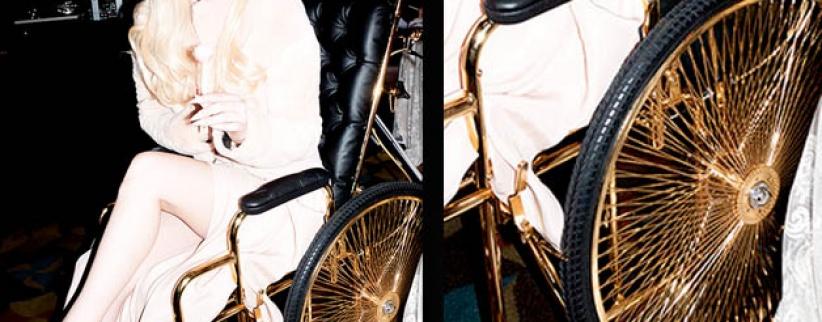 ليدي غاغا على كرسي متحرك مصنوع من الذهب