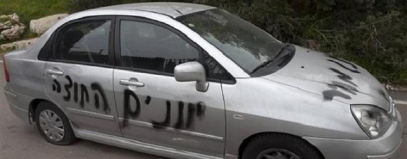 بيت جالا : مستوطنون يثقبون اطارات 5 سيارات و يرسمون شعارات مسيئة
