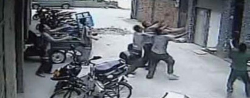 بالفيديو : إنقاذ طفلة سقطت من الطابق الخامس