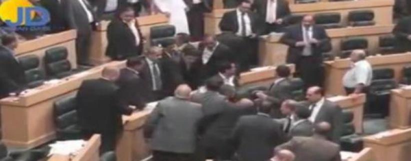 بالفيديو : عراك بالأحذية والأحزمة في البرلمان الأردني يرفع الجلسة