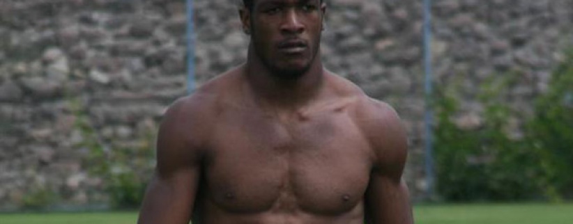 بالفيديو : لاعب يصاب بحالة هيستيرية من الضحك بعد طرده