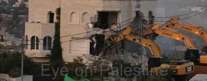 بالصور : جرافات الاحتلال تهدم منزلا في بيت حنينا شمال القدس