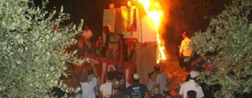 إسرائيليون يحرقون كوفيات فلسطينية أمام 