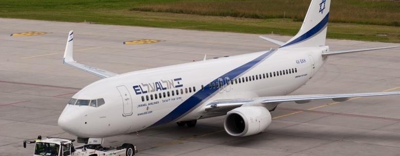 عربة تقتحم حجرة قيادة طائرة اسرائيلية أثناء هبوطها