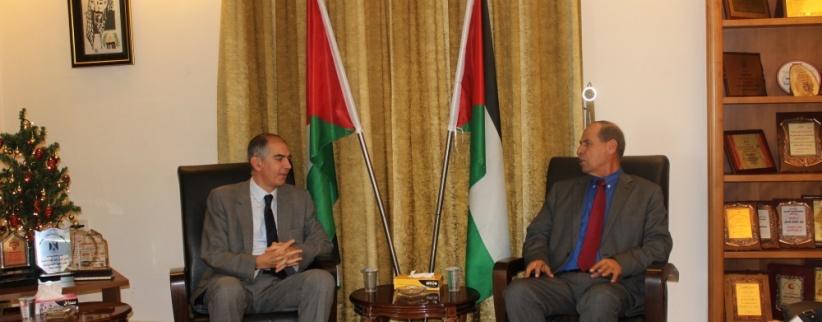 محافظ بيت لحم يستقبل القنصل الفرنسي لبحث الاستعدادات للاعياد المجيدة