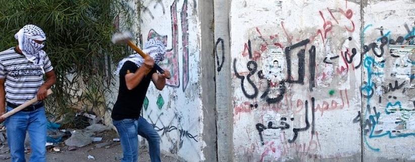 نشطاء يهدمون جزءا من الجدار في ساعات الليل بالقرب من بير نبالا