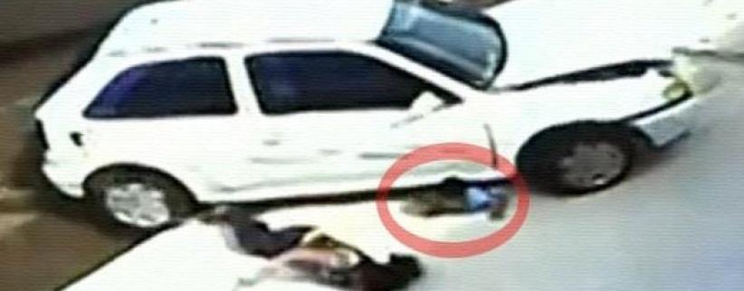 بالفيديو : الموت نفسه قد يستغرب نجاة هذا الطفل من أغرب حادث