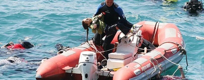 انقلاب قارب مهاجرين أمام جزيرة يونانية وفقدان 12 مهاجرا