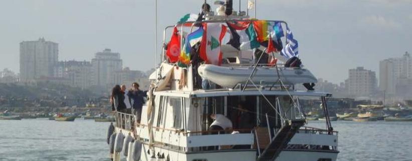 مجهولون يفجرون قاربا 