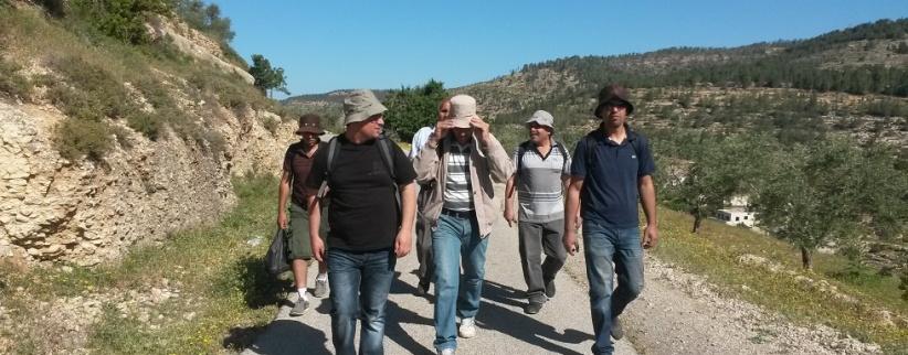 نشطاء:اسرائيل تخطط لاقامة جسر معلق في اراضي المخرور