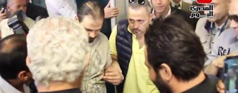 بالفيديو: جورج وسوف يصل مطار القاهرة بحالة صحية سيئة