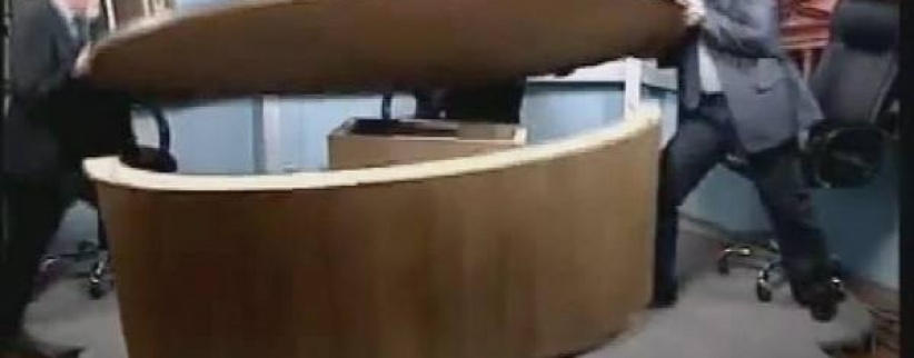 بالفيديو: مشاجرة حامية بين صحافيين مباشرة على الهواء