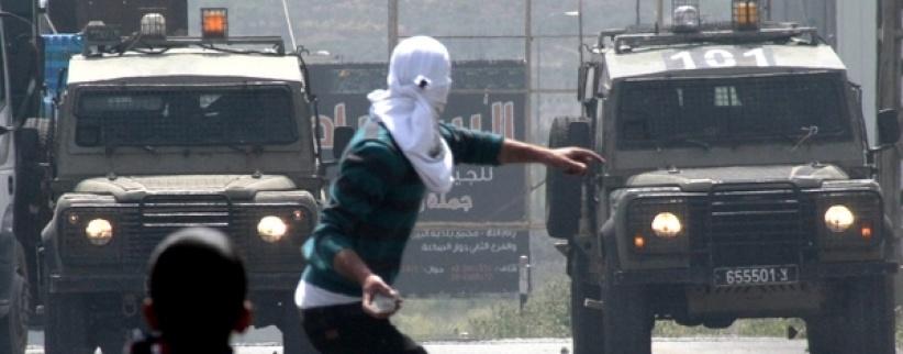 الحملة مستمرة بالخليل.. اعتقال 12 مواطنا وسرقة منزلين وجمعيات