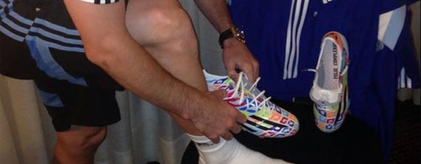 بمناسبة عيد ميلاده ميسي يرتدي حذاء غريبا