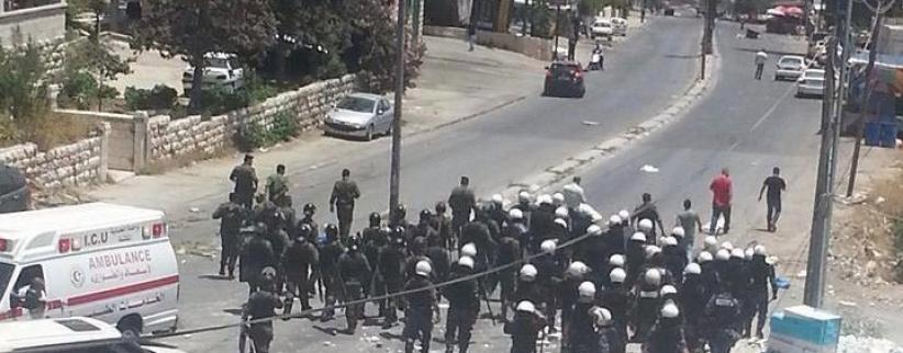احتجاجات عنيفة على خلفية مقتل شاب من مخيم الأمعري