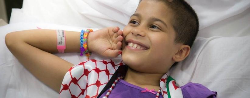 بالصور- محمد عساف يزور جرحى غزة في عمان