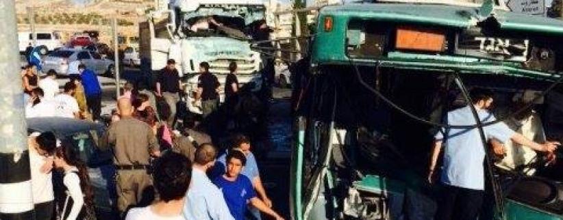 24 مصابا في حادث تصادم بين حافلة وشاحنة في القدس