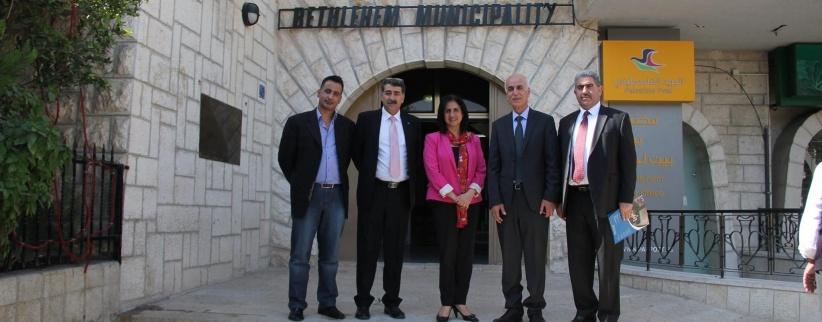 رئيسة بلدية بيت لحم تستقبل وزير الحكم المحلي وتطلعه على أبرز احتياجات المدينة