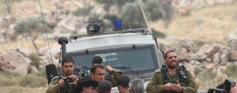 مواطنون يهدمون خيمة نصبها مستوطنون جنوب الخليل واعتقال مواطن