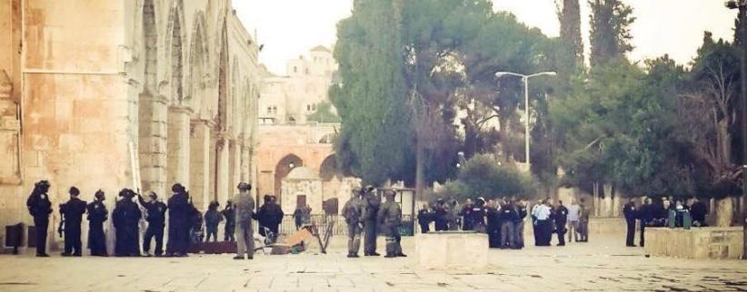 قوات الاحتلال تقتحم الاقصى وتهاجم المصلين وتخلي الساحات