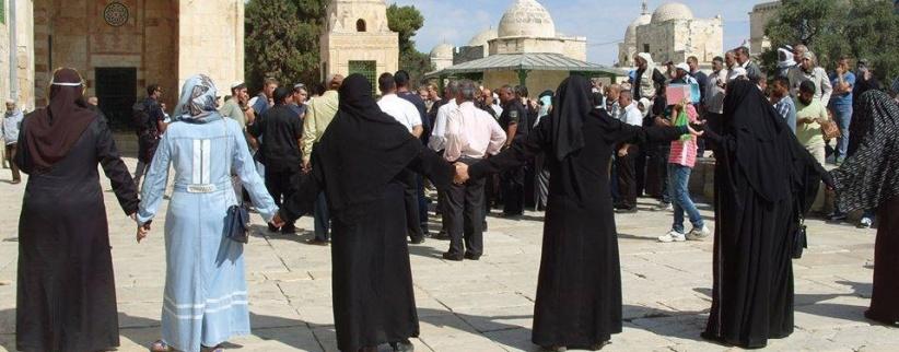 مستوطنون يمارسون طقوسهم في ساحات الأقصى