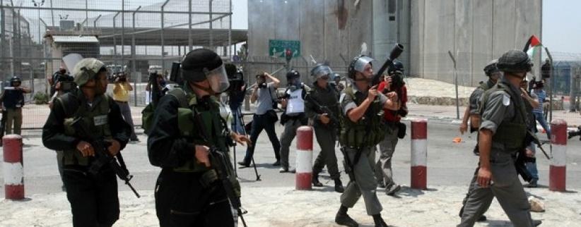 مستوطن يطلق النار بالقرب من حاجز حزما