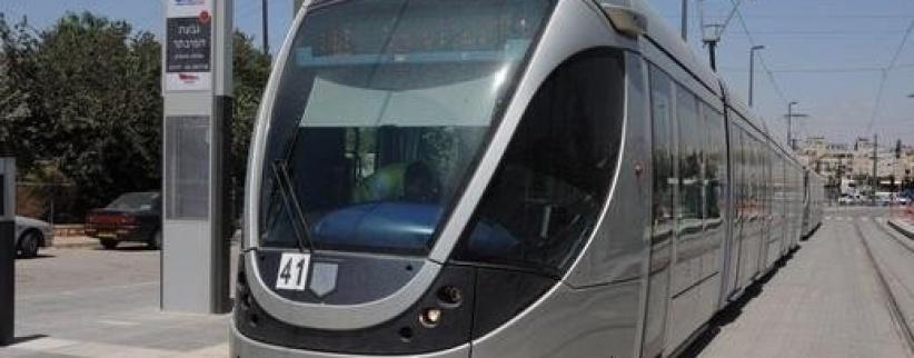 رشق القطار الخفيف بالحجارة في شعفاط