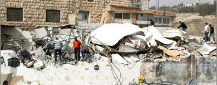 توزيع اخطارات هدم شرق العيزرية