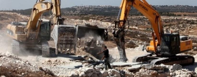 الاحتلال يخطر بهدم بئر في الكوم جنوب غرب الخليل