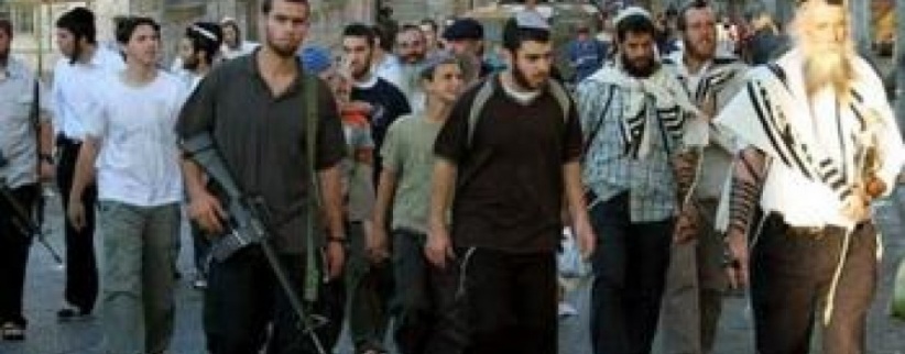 مستوطنون يعتدون على شاب بالقدس