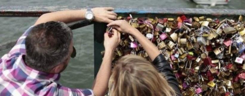 بلدية باريس تخلص جسر الفنون من 