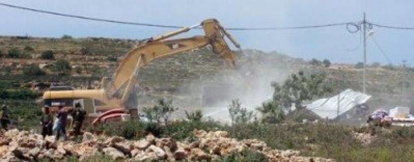 كيسان: الاحتلال يخطر بهدم غرفة زراعية وجدران استنادية