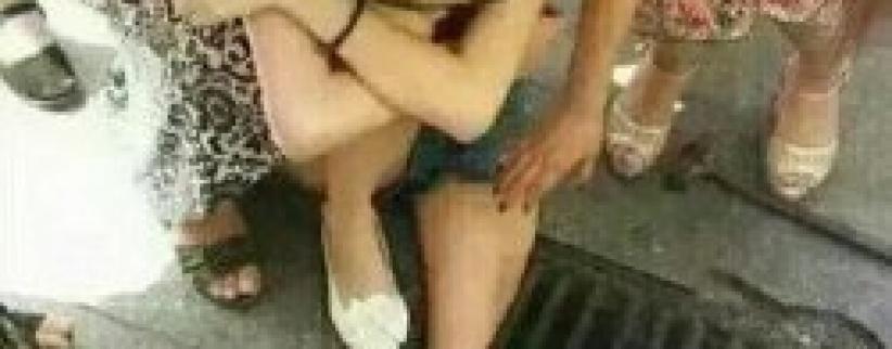 (صــورة) صينية تعلق داخل مصرف مياه لانشغالها بهاتفها المحمول