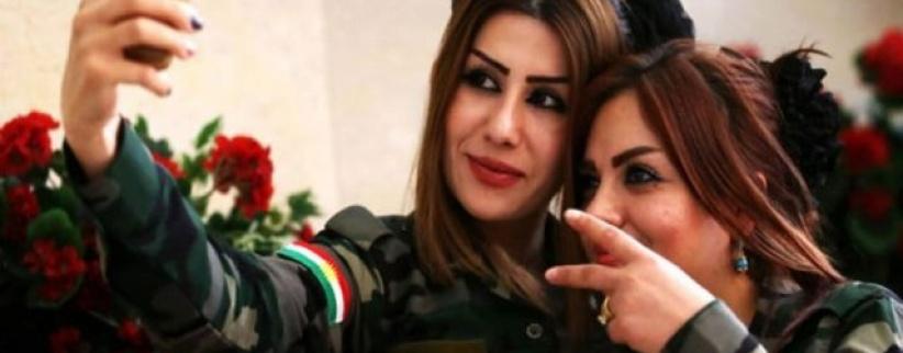 بالصور: Selfie لمقاتلات من البشمركة قبل مواجهة داعش