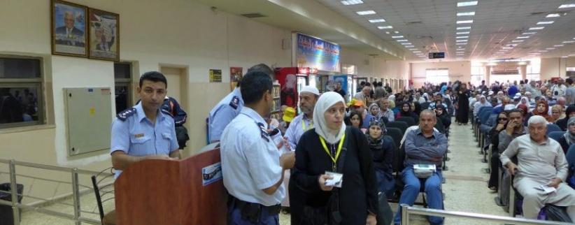 الاحتلال يمنع سفر 17 مواطنًا عبر معبر الكرامة