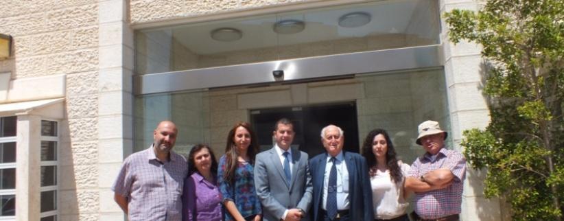 وفد من مؤسسة تطوير بيت لحم 2000 الفلسطينية في التشيلي يزور مركز بيت ساحور الطبي