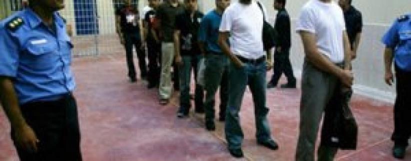 128 عملية قمع وتنكيل بالأسرى في السجون منذ بداية العام