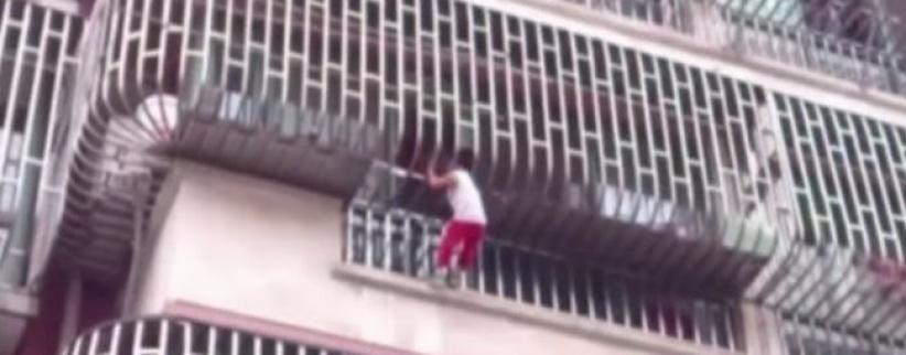 بالفيديو.. قضبان الشرفة انقذت طفلا من الموت