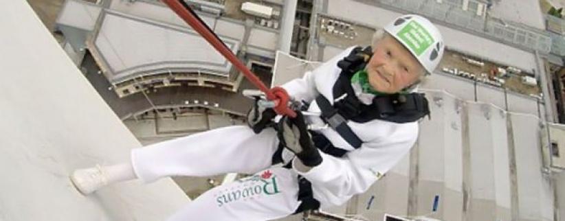 عجوز الـ101 عام تصبح أكبر ممارسة لرياضة الهبوط بالحبال