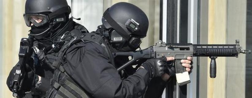 مسلحون يحتجزون موظفين بمتجر قرب باريس